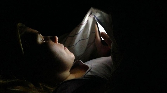 Smartphone use in the dark linked to temporary blindness